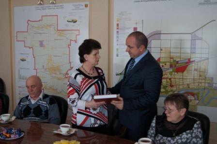 Вручение семьям погибших Книги Памяти